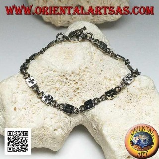 Bracciale in argento morbido piastrine con croci incise in bassorilievo alternate ad anellini