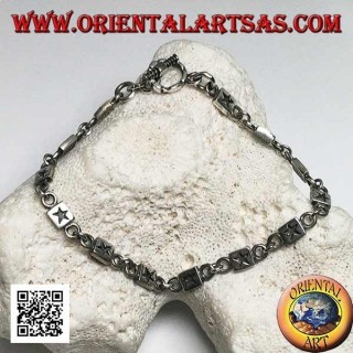 Bracciale in argento morbido piastrine con stelle incise in bassorilievo alternate ad anellini