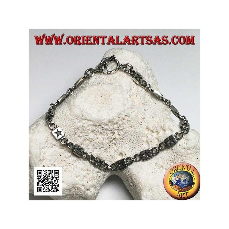Bracciale in argento morbido piastrine con stelle incise in bassorilievo alternate ad anellini