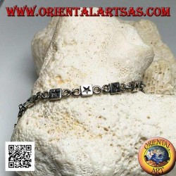 Bracelet en argent tendre avec des plaques gravées de bas-relief alternant avec des anneaux