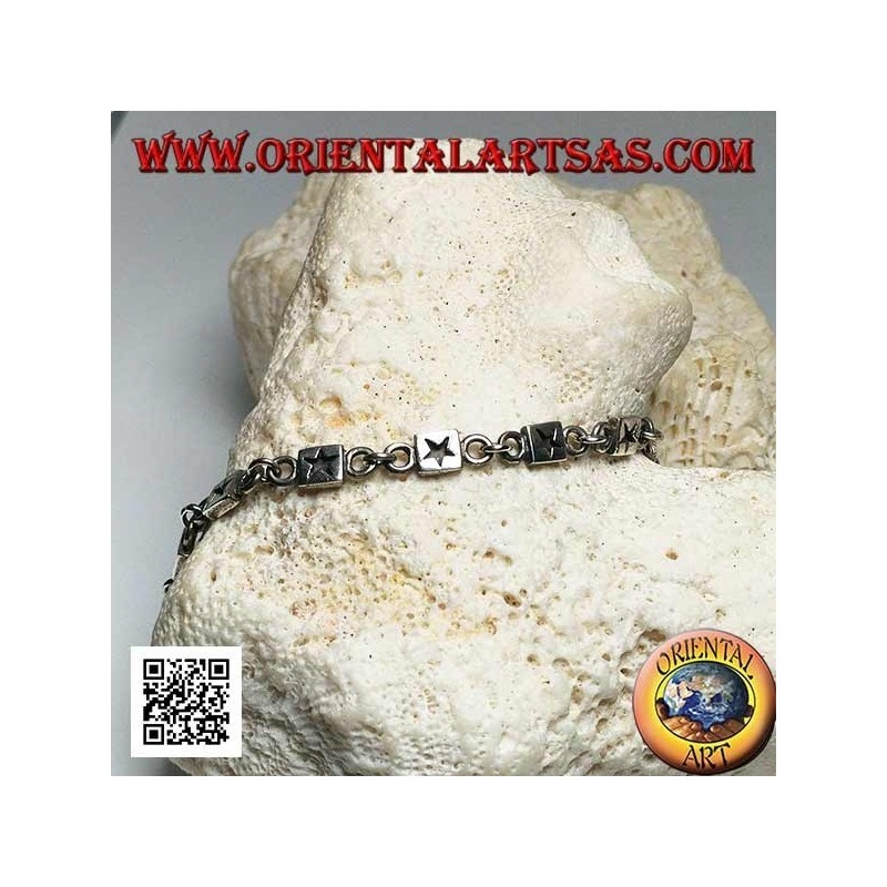 Weiches Silberarmband mit Plaketten mit eingraviertem Basrelief im Wechsel mit Ringen