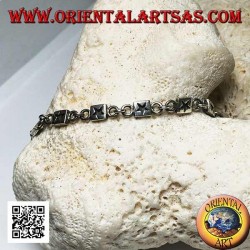 Weiches Silberarmband mit Plaketten mit eingraviertem Basrelief im Wechsel mit Ringen