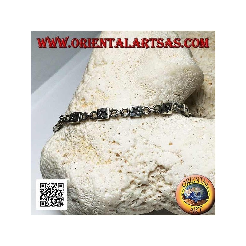 Bracelet en argent tendre avec des plaques gravées de bas-relief alternant avec des anneaux