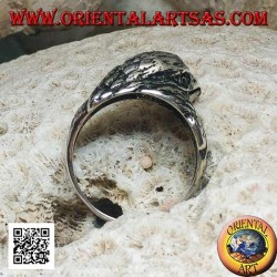 Bague en argent avec tête d'aigle picorant trois quarts