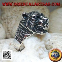 Massiver silberner Ring mit großem hervorstehendem Tigerkopf