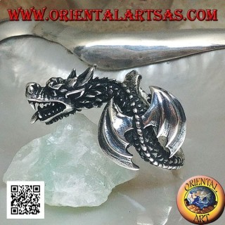 Anillo de plata, dragón wyvern en vuelo y cabeza inclinada