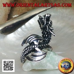 Anillo de plata, dragón wyvern en vuelo y cabeza inclinada