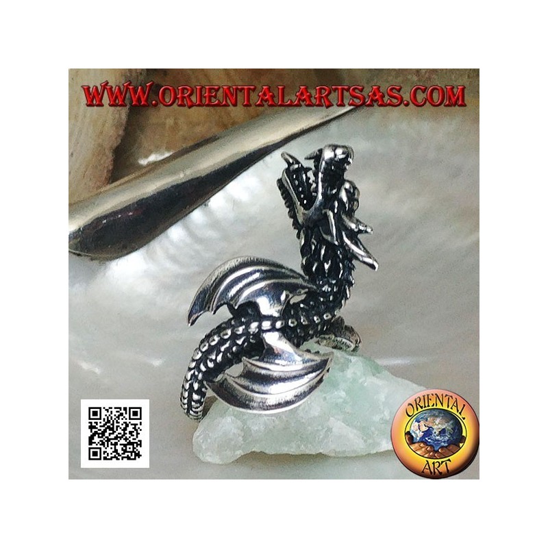 Anillo de plata, dragón wyvern en vuelo y cabeza inclinada