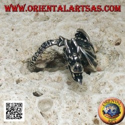 Anillo de plata, dragón wyvern en vuelo y cabeza inclinada