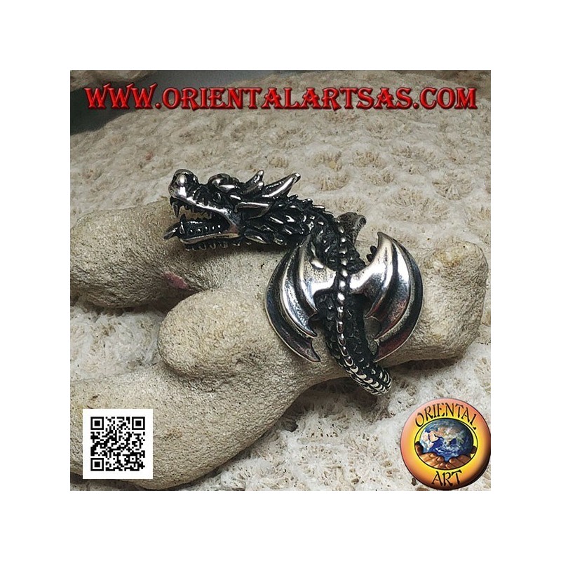 Anillo de plata, dragón wyvern en vuelo y cabeza inclinada