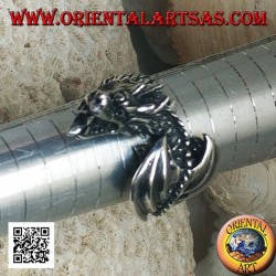Anillo de plata, dragón wyvern en vuelo y cabeza inclinada