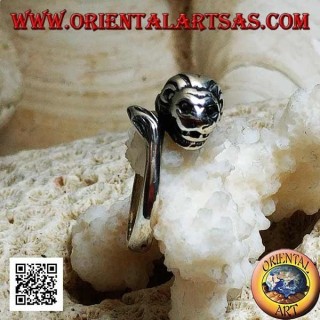 Anillo de plata, león con melena decorada persiguiendo su cola