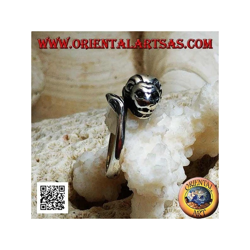 Silberring, Löwe mit verzierter Mähne, die seinen Schwanz jagt