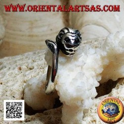 Anillo de plata, león con melena decorada persiguiendo su cola