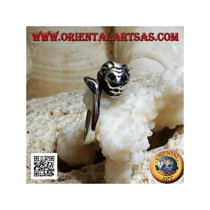 Silver ring, lion with decorated mane chasing its tail