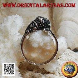 Anillo de plata, león con melena decorada persiguiendo su cola