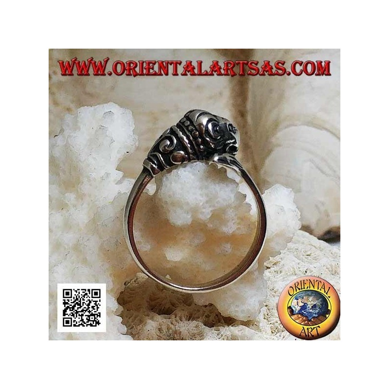 Anello in argento, leone con criniera decorata che insegue la sua coda