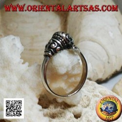 Anillo de plata, león con melena decorada persiguiendo su cola