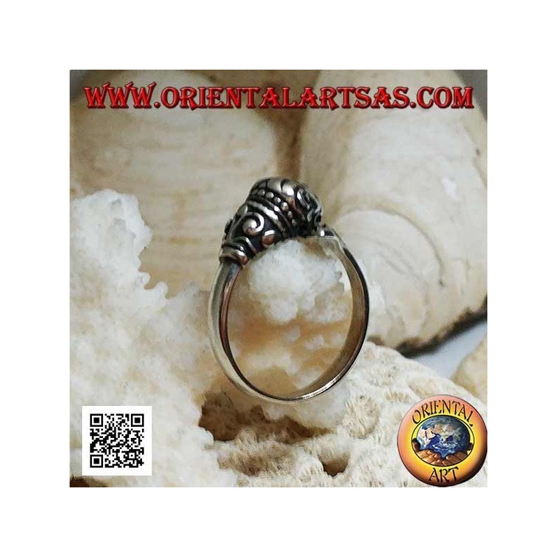 Anello in argento, leone con criniera decorata che insegue la sua coda