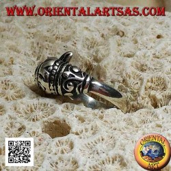 Anillo de plata, león con melena decorada persiguiendo su cola