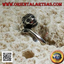 Anillo de plata, león con melena decorada persiguiendo su cola