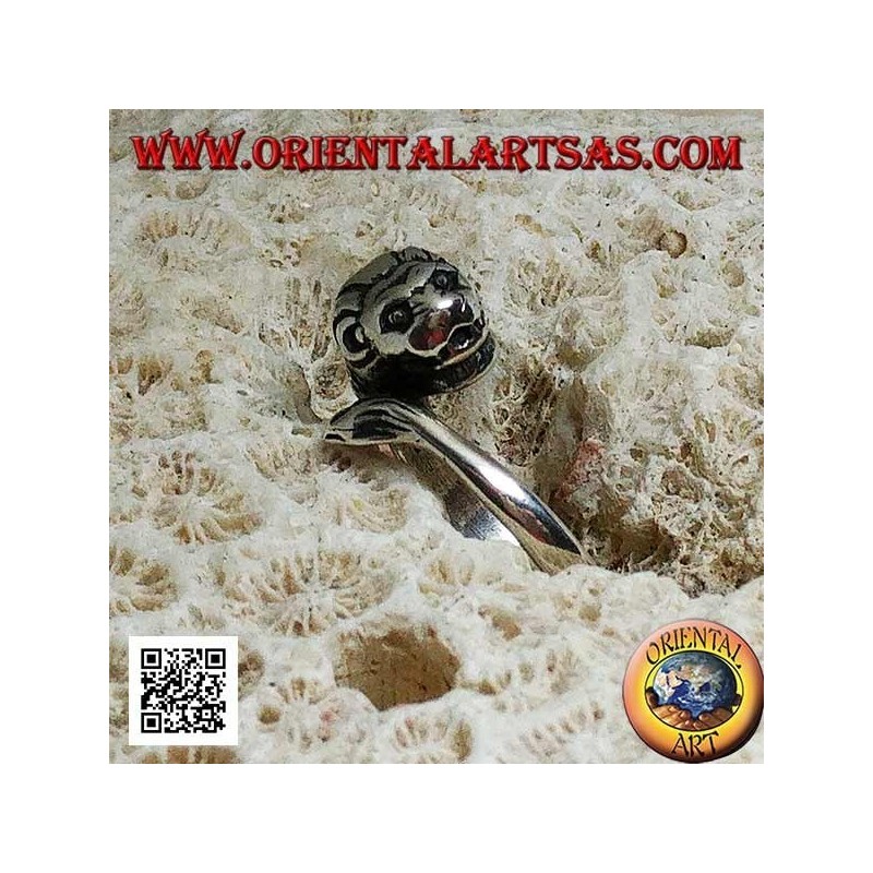 Anillo de plata, león con melena decorada persiguiendo su cola