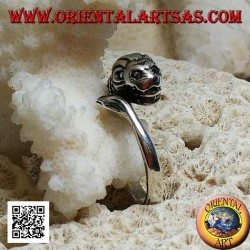 Anillo de plata, león con melena decorada persiguiendo su cola