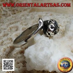 Anillo de plata, león con melena decorada persiguiendo su cola