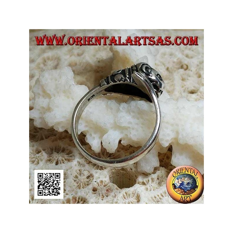 Anello in argento, leone con criniera decorata che insegue la sua coda