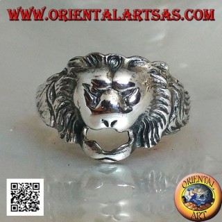 Bague en argent, petite tête de lion stylisée