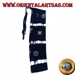 Pantapareo unisex azul largo con diseños blancos de bandas horizontales y soles estilizados.