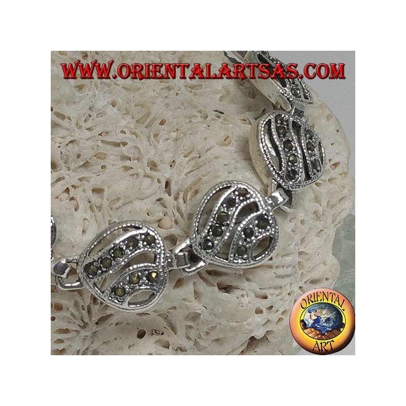 Bracelet en argent avec 11 cœurs ajourés avec deux lignes ondulées parsemées de marcassite...