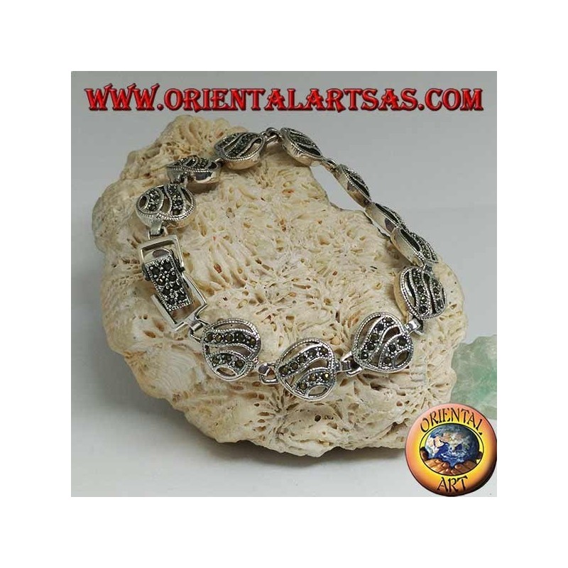 Bracelet en argent avec 11 cœurs ajourés avec deux lignes ondulées parsemées de marcassite...