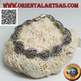 Bracciale in argento con 11 cuori traforati con due linee ondulate tempestati di marcassite