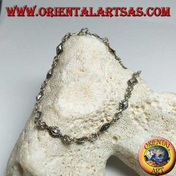 Weiches Silberarmband mit rhomboiden Platten mit gepunkteten Umrissen