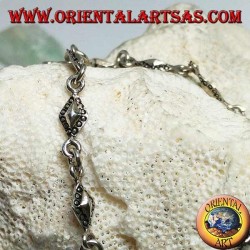 Bracelet en argent tendre avec des plaques rhomboïdes aux contours pointillés