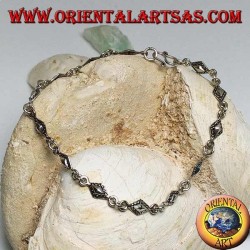 Bracelet en argent tendre avec des plaques rhomboïdes aux contours pointillés