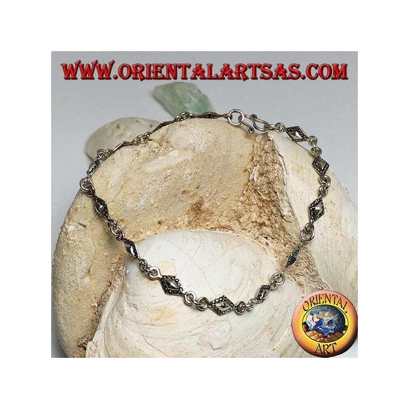 Weiches Silberarmband mit rhomboiden Platten mit gepunkteten Umrissen