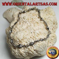 Pulsera de plata suave con placas romboidales con contornos punteados.