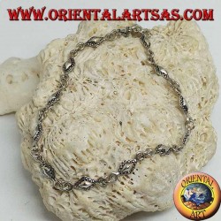 Weiches Silberarmband mit rhomboiden Platten mit gepunkteten Umrissen