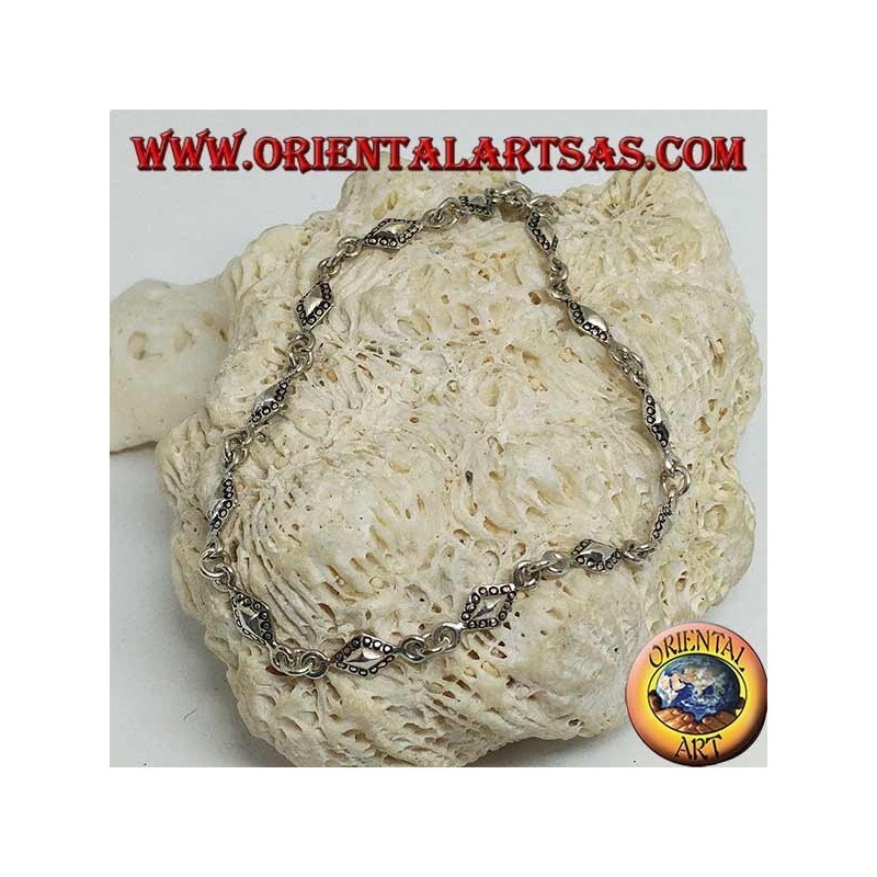Weiches Silberarmband mit rhomboiden Platten mit gepunkteten Umrissen