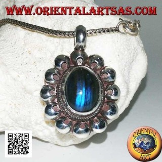 Colgante de plata con cabujón de labradorita fluorescente azul oval rodeado de discos perforados