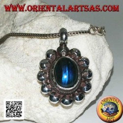 Silberanhänger mit oval blau fluoreszierendem Labradorit-Cabochon, umgeben von Lochscheiben