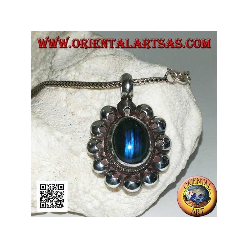 Ciondolo in argento con labradorite a fluorescenza blu ovale a cabochon contornata da dischetti traforati