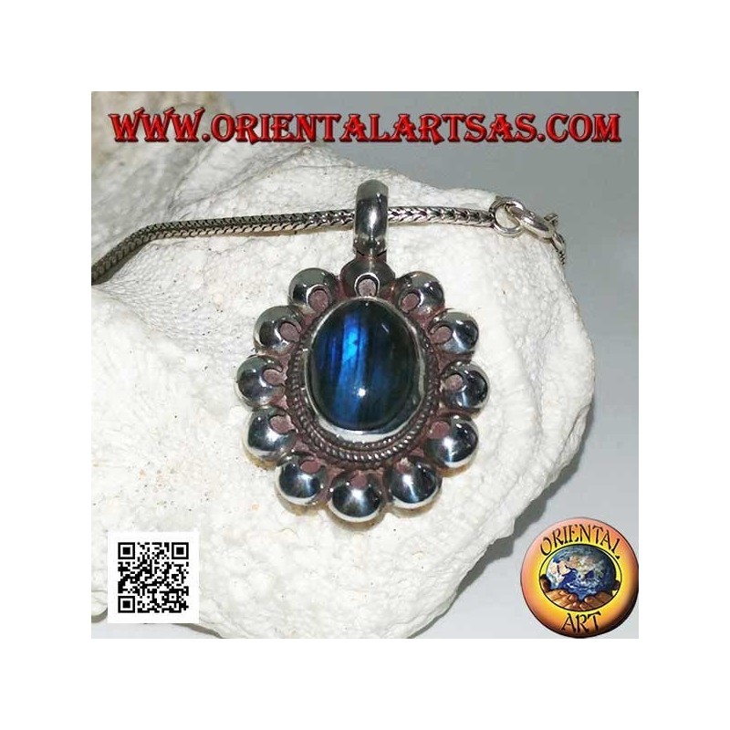 Silberanhänger mit oval blau fluoreszierendem Labradorit-Cabochon, umgeben von Lochscheiben