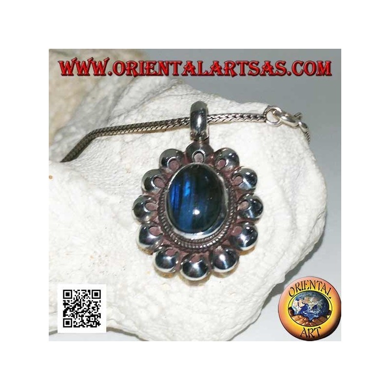 Pendentif en argent avec cabochon ovale en labradorite bleu fluorescent entouré de disques perforés