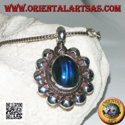 Silberanhänger mit oval blau fluoreszierendem Labradorit-Cabochon, umgeben von Lochscheiben