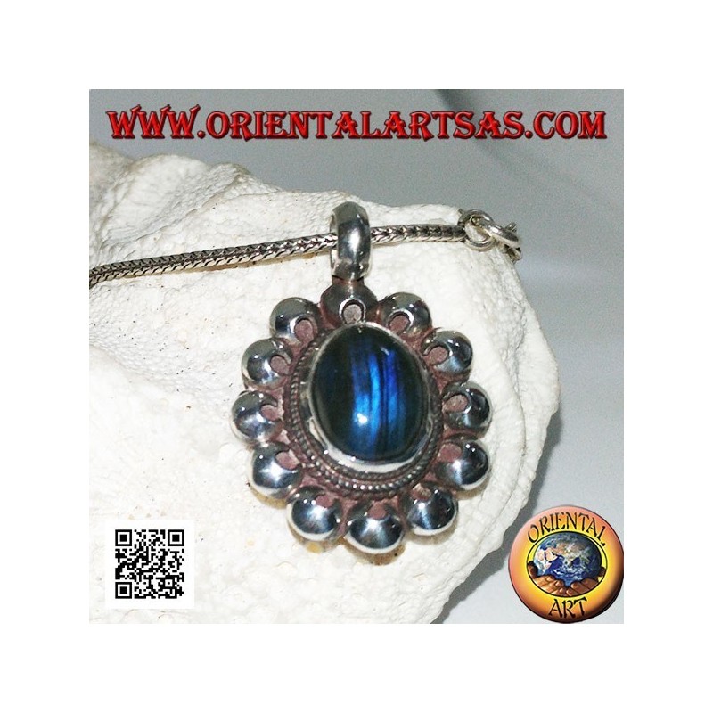 Pendentif en argent avec cabochon ovale en labradorite bleu fluorescent entouré de disques perforés