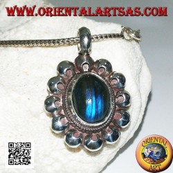 Silberanhänger mit oval blau fluoreszierendem Labradorit-Cabochon, umgeben von Lochscheiben