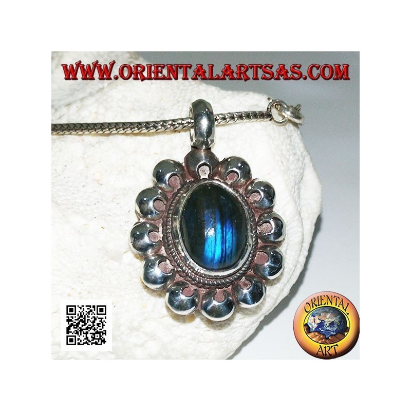 Colgante de plata con cabujón de labradorita fluorescente azul oval rodeado de discos perforados